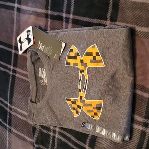 New Boys Under Armour Short Sleeve T-Shirt.   Size M.   With tags